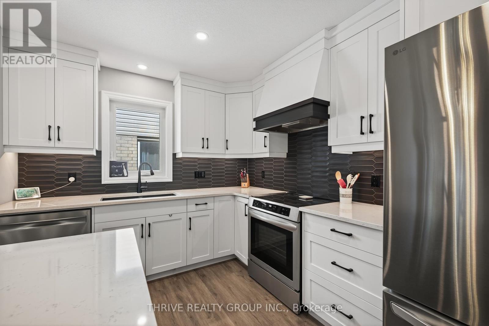 17 Dunning Way, St. Thomas, ON - Indoor Photo Showing Kitchen With Upgraded Kitchen