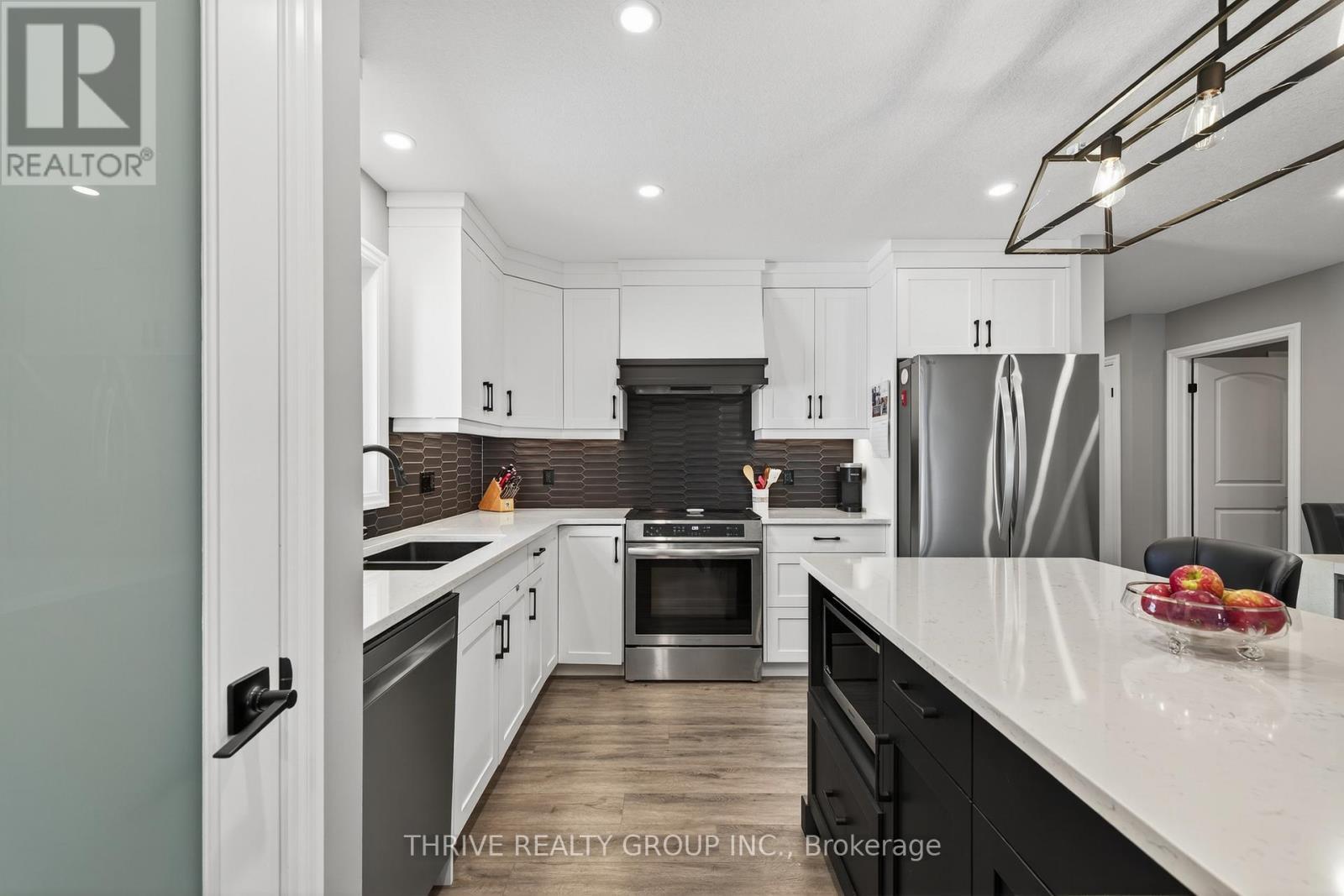 17 Dunning Way, St. Thomas, ON - Indoor Photo Showing Kitchen With Double Sink With Upgraded Kitchen
