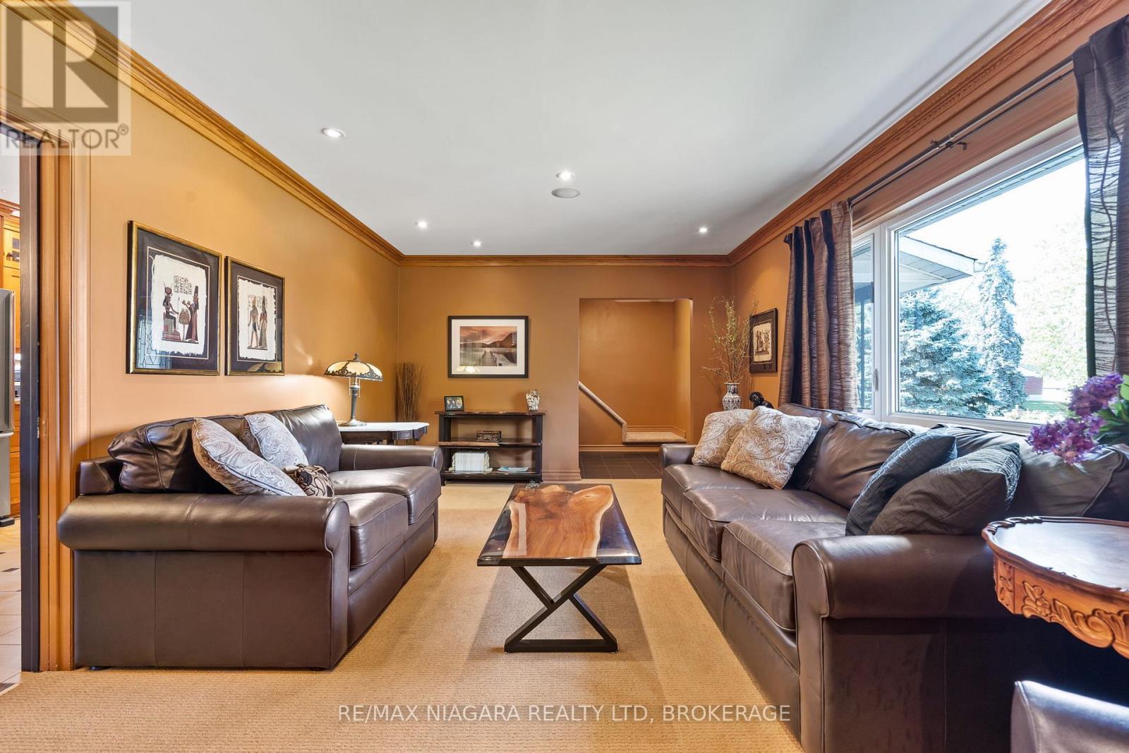 28 Thorncrest Road, Port Colborne (Main Street), ON - Indoor Photo Showing Living Room
