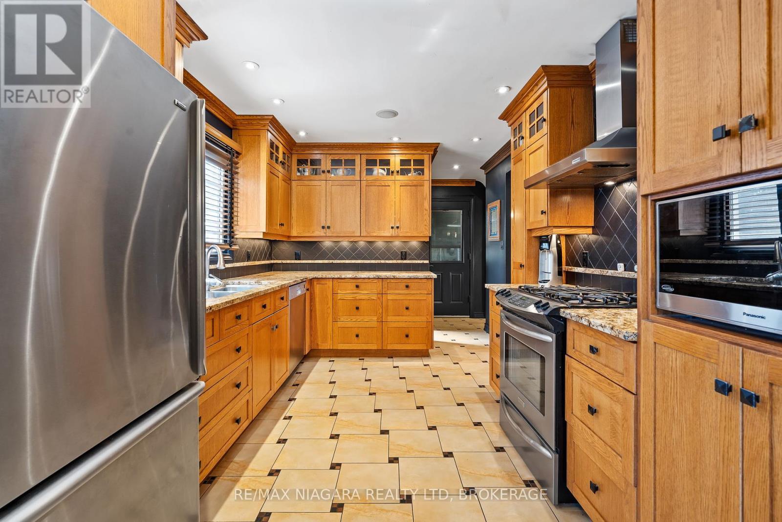 28 Thorncrest Road, Port Colborne (Main Street), ON - Indoor Photo Showing Kitchen With Upgraded Kitchen