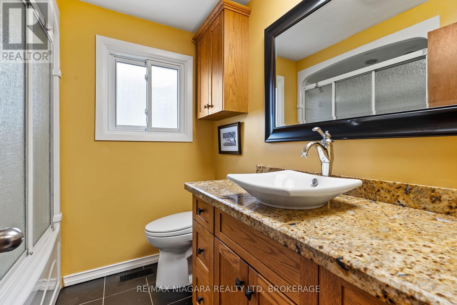 28 Thorncrest Road, Port Colborne (Main Street), ON - Indoor Photo Showing Bathroom