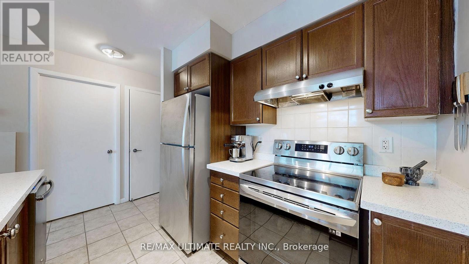 228 - 231 Fort York Boulevard, Toronto, ON - Indoor Photo Showing Kitchen