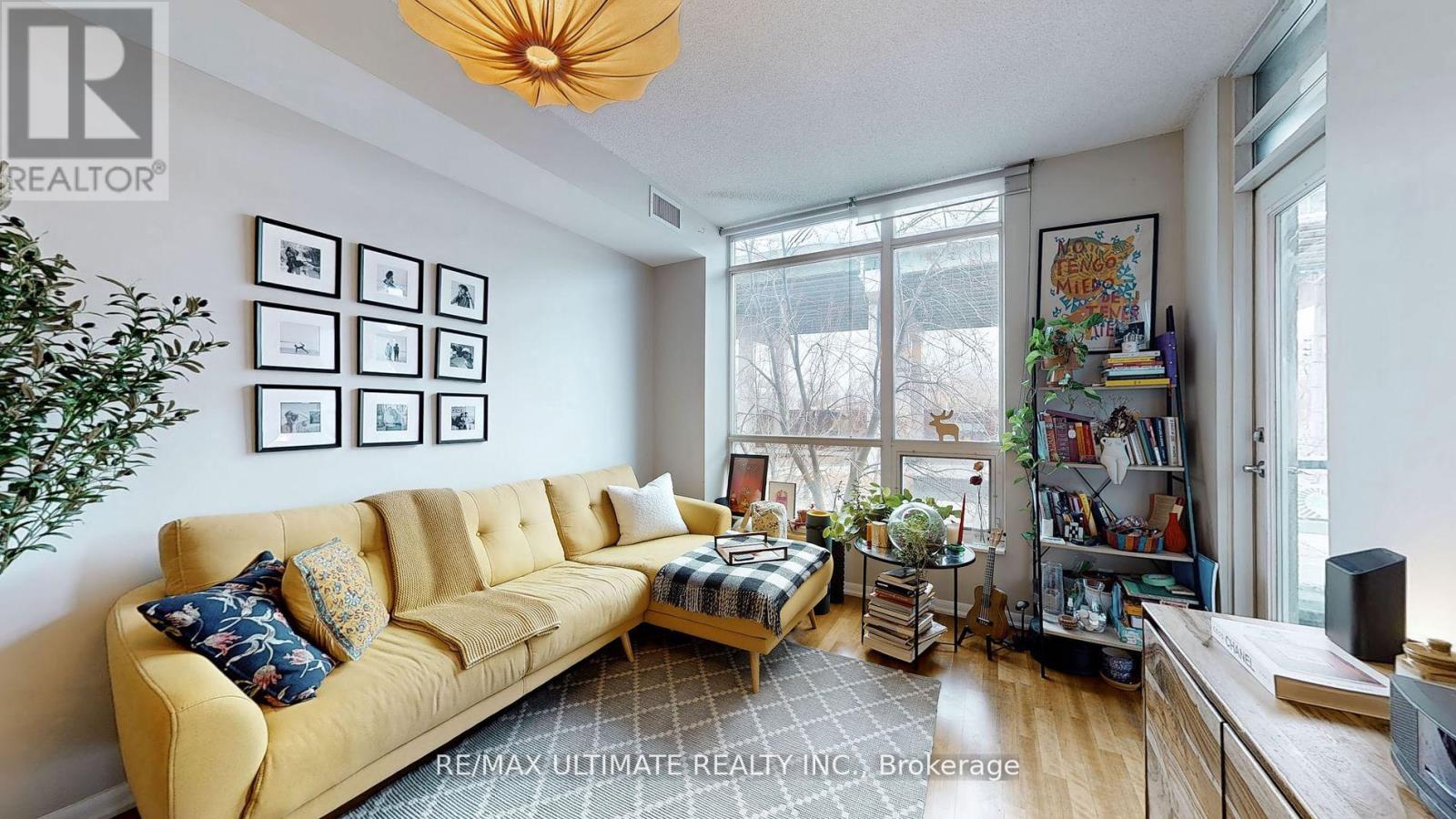 228 - 231 Fort York Boulevard, Toronto, ON - Indoor Photo Showing Living Room