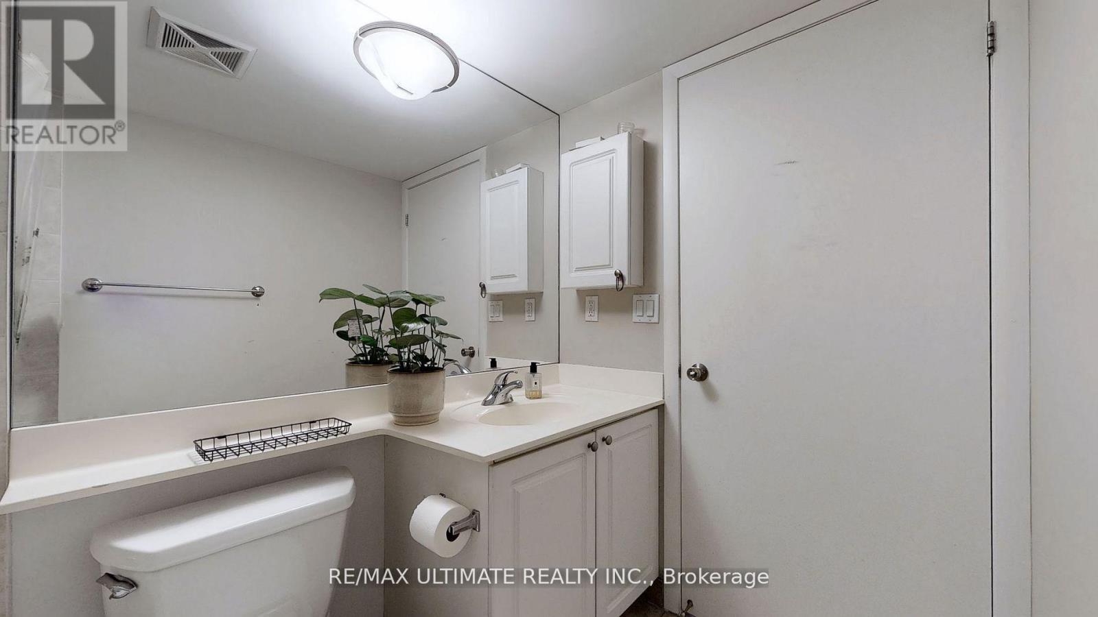 228 - 231 Fort York Boulevard, Toronto, ON - Indoor Photo Showing Bathroom