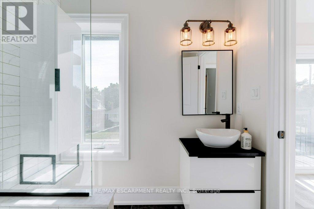 38 East 16Th Street, Hamilton, ON - Indoor