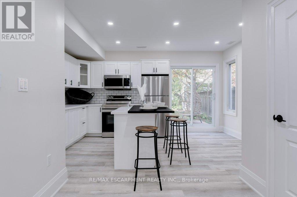 38 East 16Th Street, Hamilton, ON - Indoor Photo Showing Kitchen