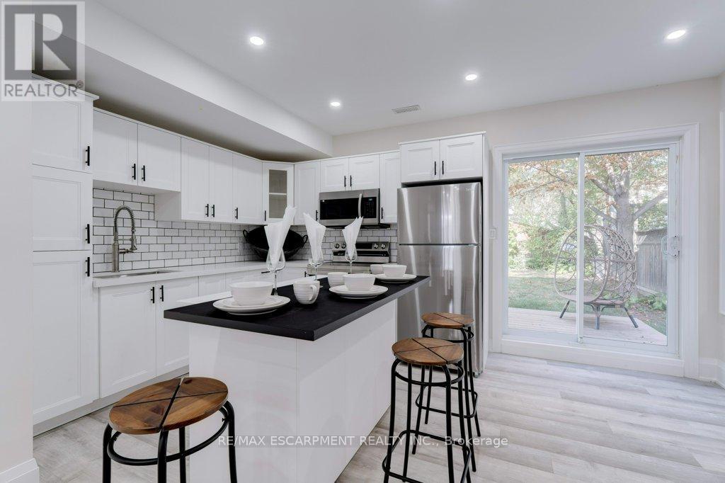 38 East 16Th Street, Hamilton, ON - Indoor Photo Showing Kitchen With Upgraded Kitchen