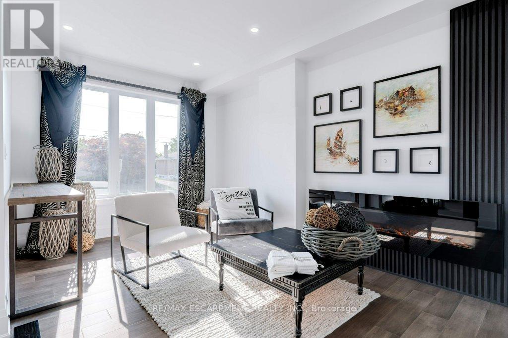 38 East 16Th Street, Hamilton, ON - Indoor Photo Showing Living Room