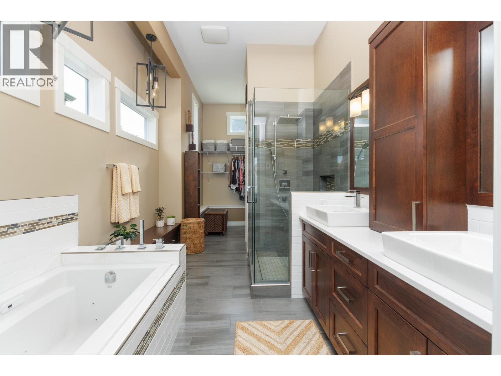 1061 19 Avenue Se, Salmon Arm, BC - Indoor Photo Showing Bathroom