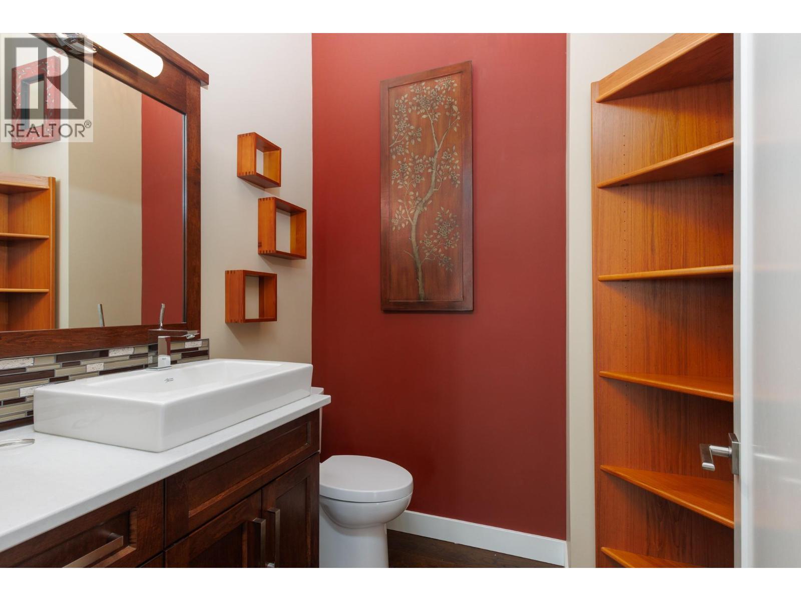 1061 19 Avenue Se, Salmon Arm, BC - Indoor Photo Showing Bathroom