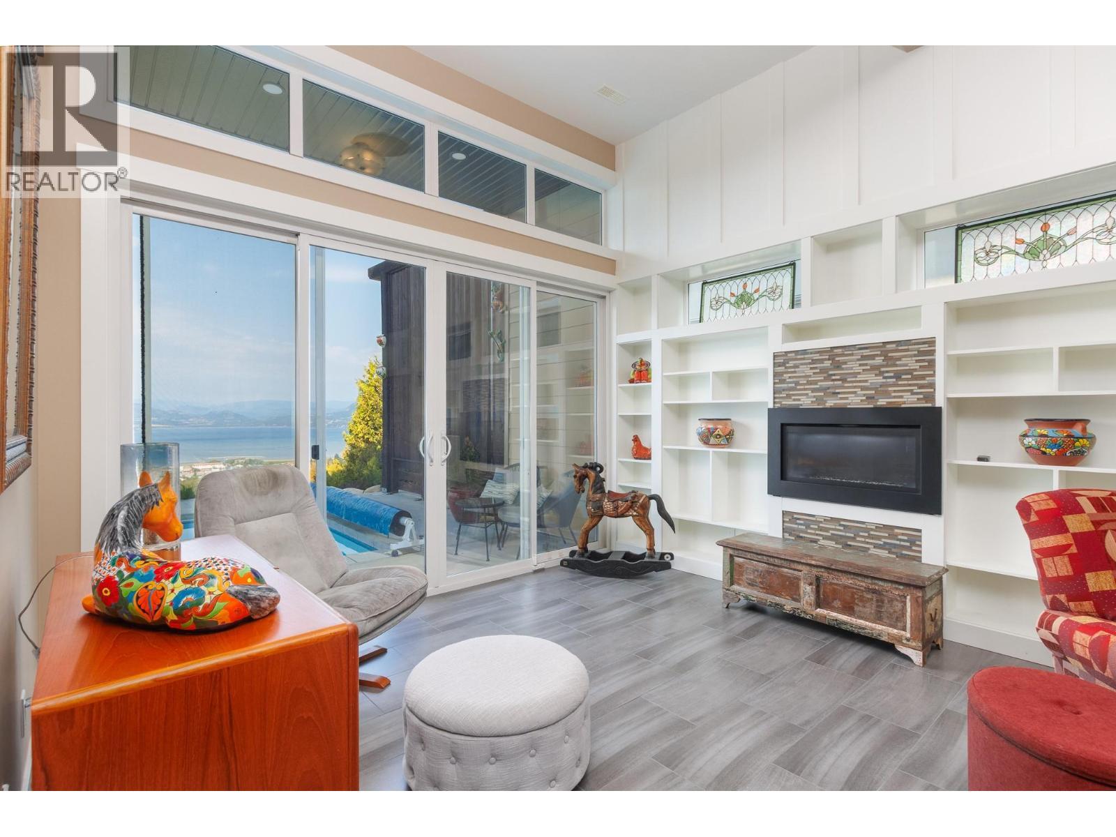 1061 19 Avenue Se, Salmon Arm, BC - Indoor Photo Showing Living Room With Fireplace