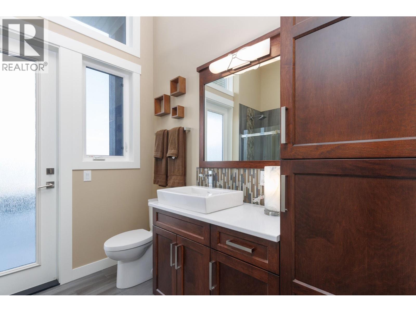 1061 19 Avenue Se, Salmon Arm, BC - Indoor Photo Showing Bathroom