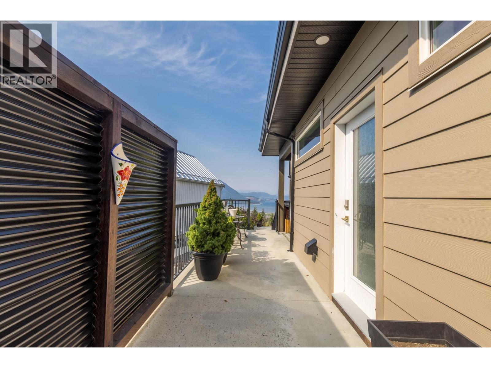 1061 19 Avenue Se, Salmon Arm, BC - Outdoor With Exterior