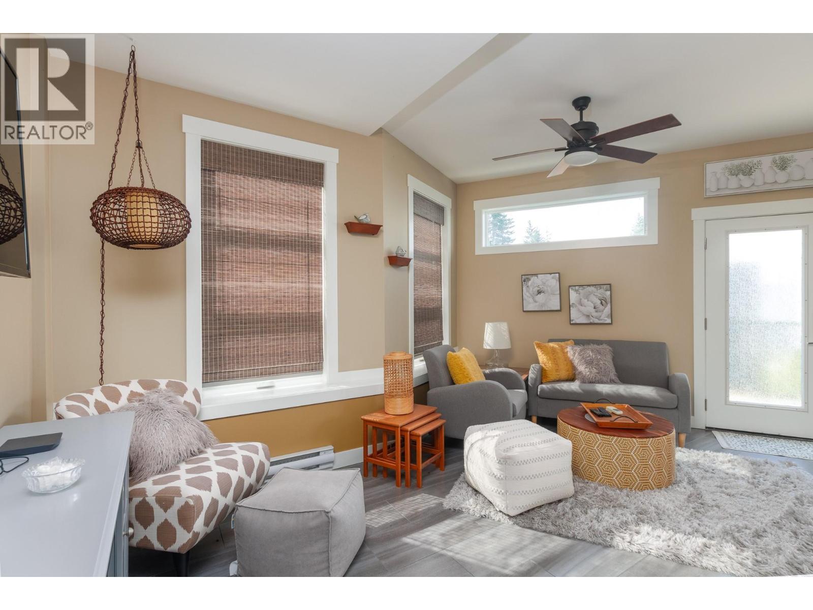 1061 19 Avenue Se, Salmon Arm, BC - Indoor Photo Showing Living Room