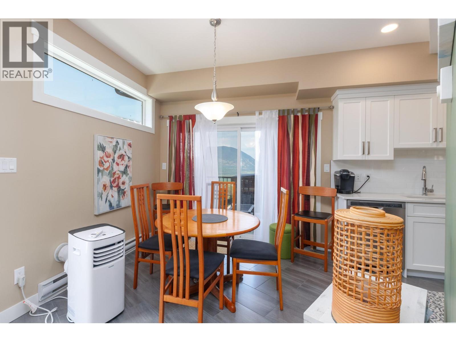 1061 19 Avenue Se, Salmon Arm, BC - Indoor