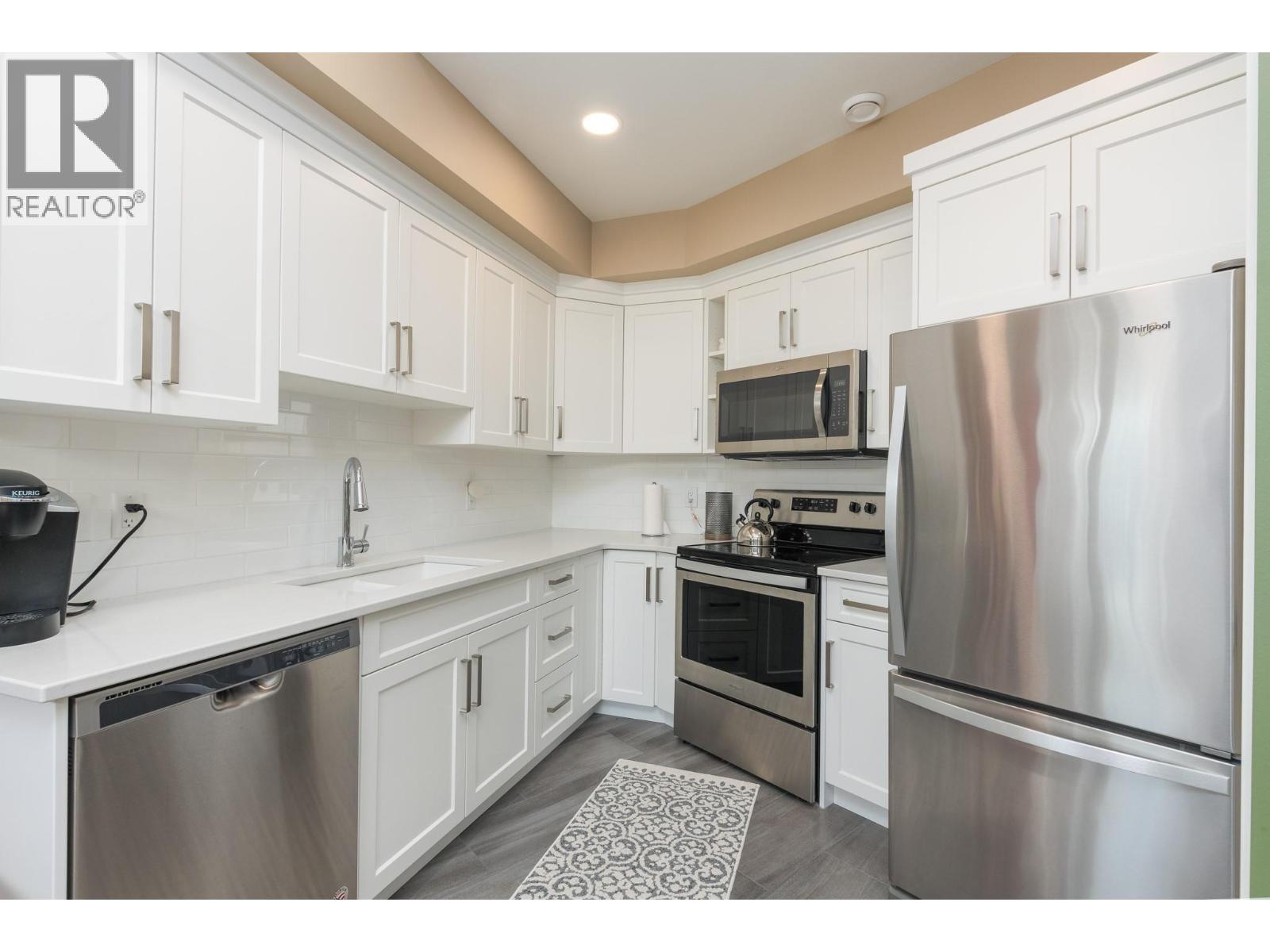 1061 19 Avenue Se, Salmon Arm, BC - Indoor Photo Showing Kitchen With Stainless Steel Kitchen
