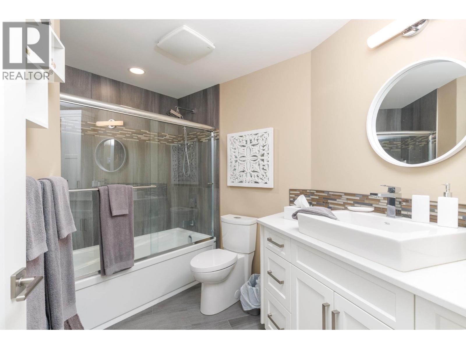 1061 19 Avenue Se, Salmon Arm, BC - Indoor Photo Showing Bathroom