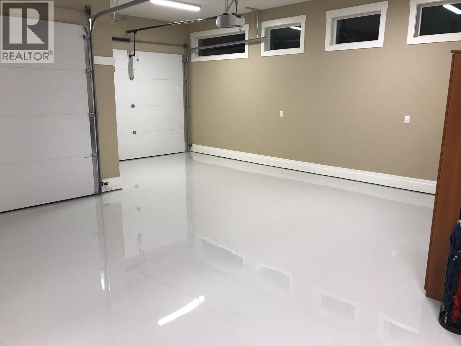 1061 19 Avenue Se, Salmon Arm, BC - Indoor Photo Showing Garage