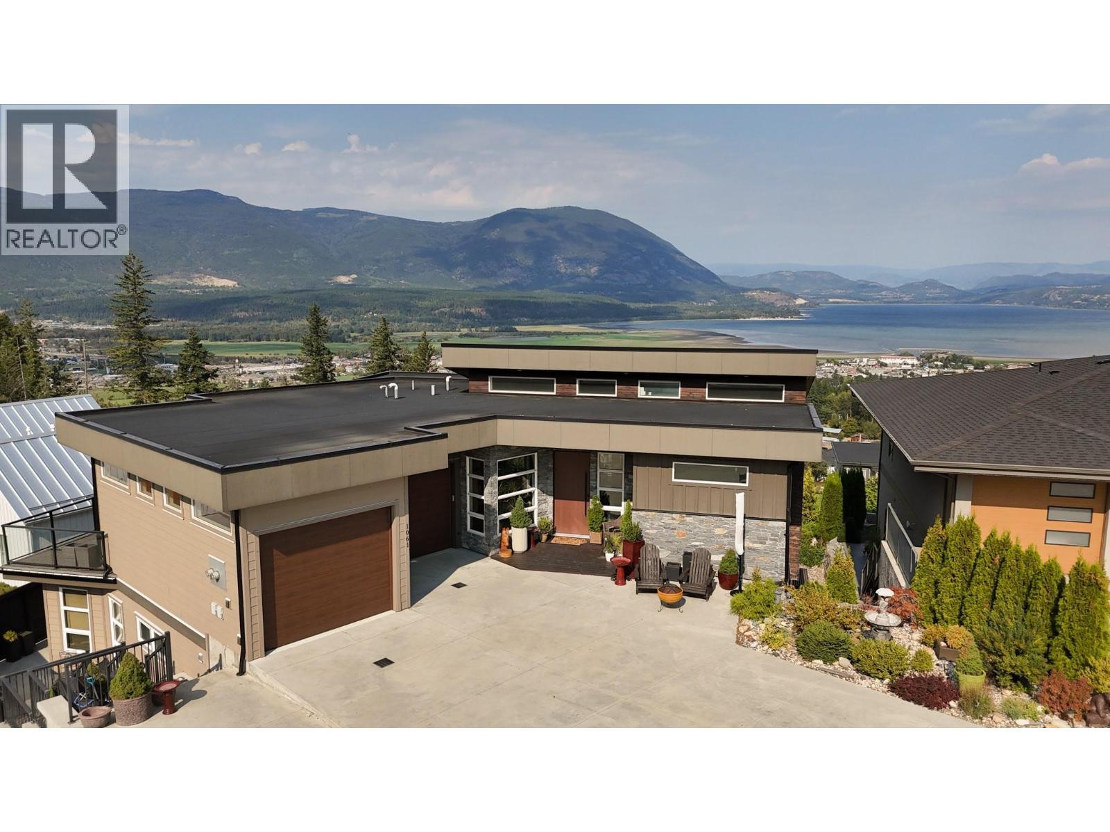 1061 19 Avenue Se, Salmon Arm, BC - Outdoor