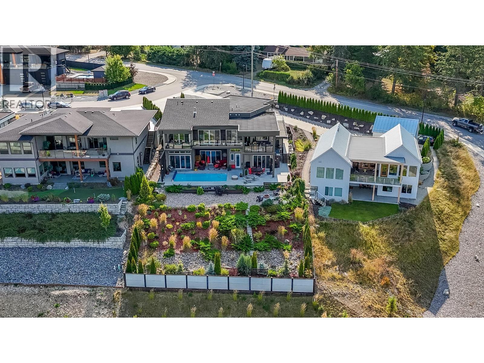 1061 19 Avenue Se, Salmon Arm, BC - Outdoor