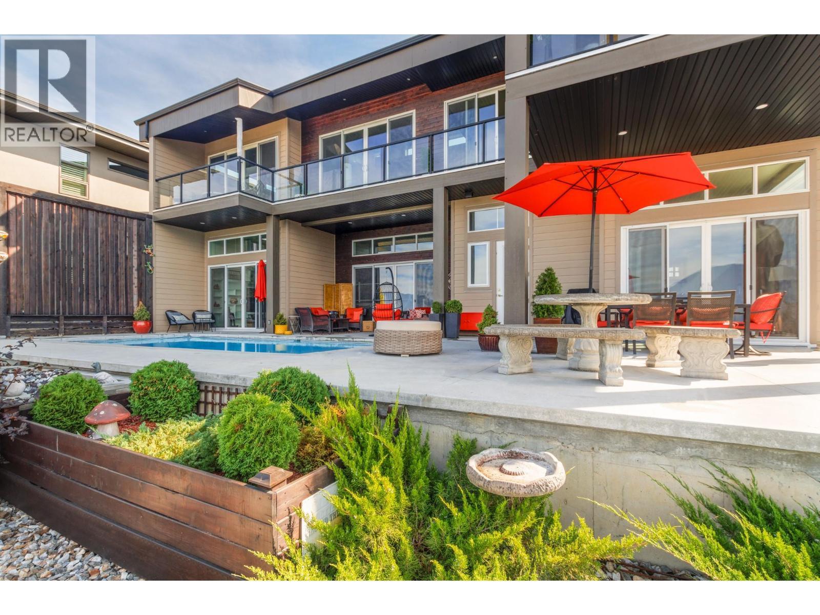 1061 19 Avenue Se, Salmon Arm, BC - Outdoor With In Ground Pool