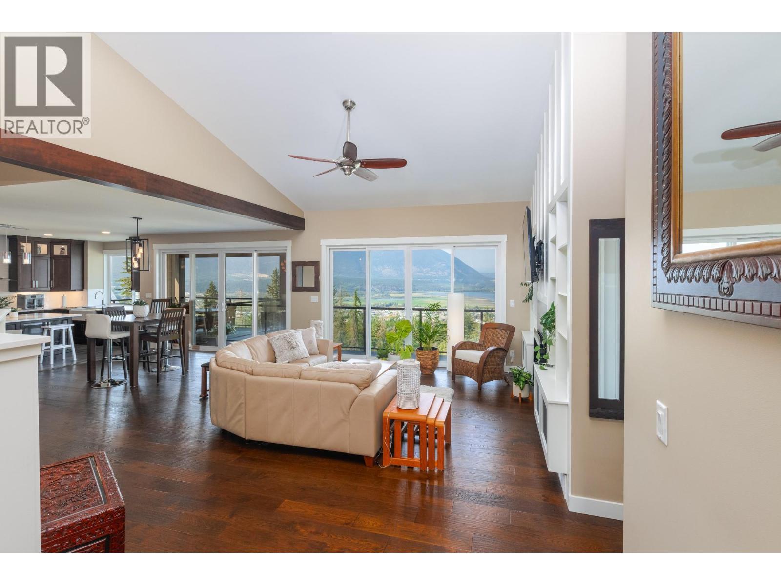 1061 19 Avenue Se, Salmon Arm, BC - Indoor Photo Showing Living Room