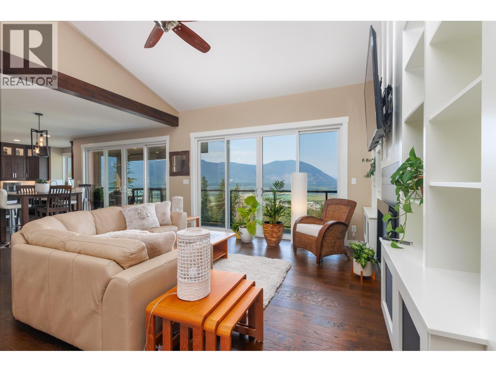 1061 19 Avenue Se, Salmon Arm, BC - Indoor Photo Showing Living Room