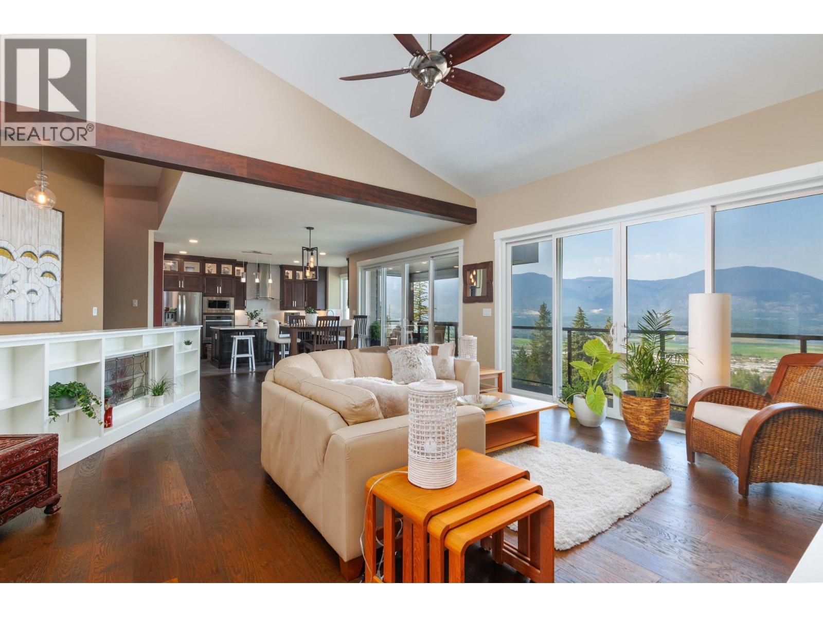 1061 19 Avenue Se, Salmon Arm, BC - Indoor Photo Showing Living Room