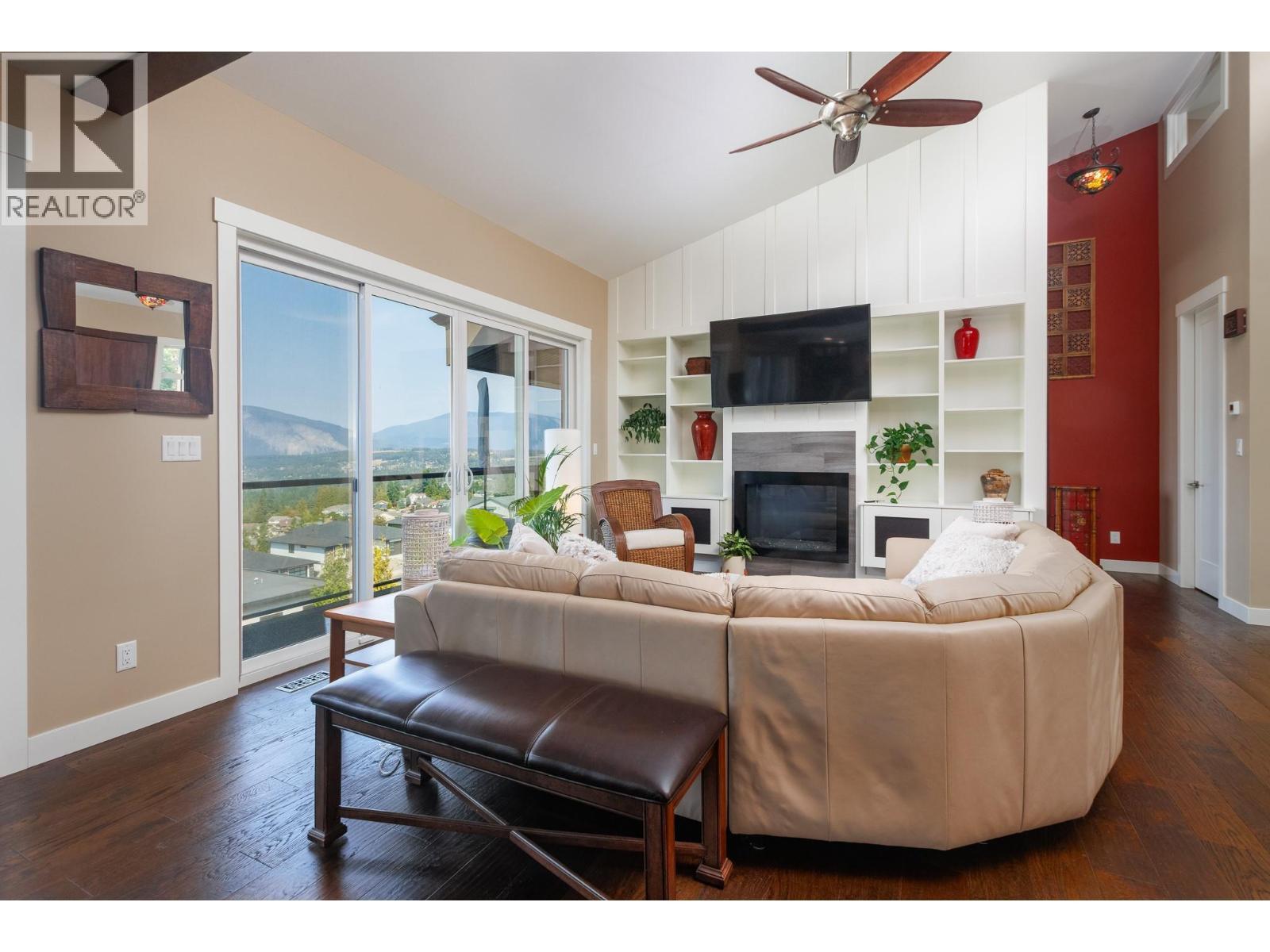 1061 19 Avenue Se, Salmon Arm, BC - Indoor Photo Showing Living Room With Fireplace