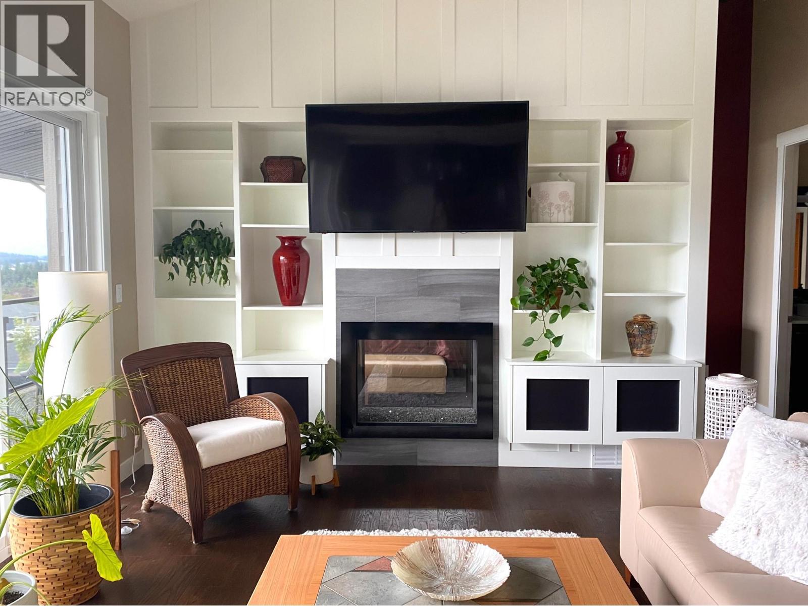 1061 19 Avenue Se, Salmon Arm, BC - Indoor Photo Showing Living Room With Fireplace