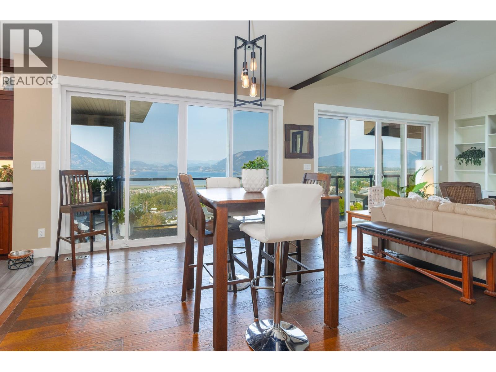 1061 19 Avenue Se, Salmon Arm, BC - Indoor Photo Showing Dining Room