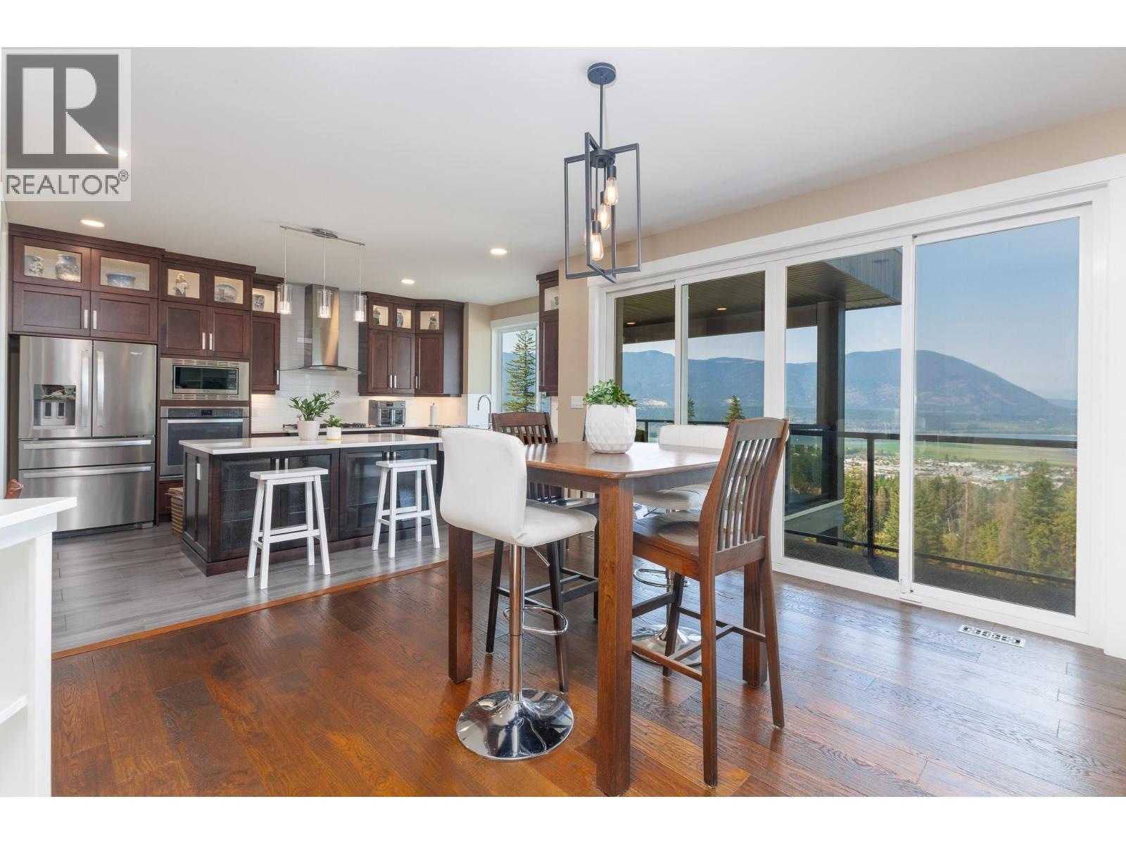 1061 19 Avenue Se, Salmon Arm, BC - Indoor Photo Showing Dining Room