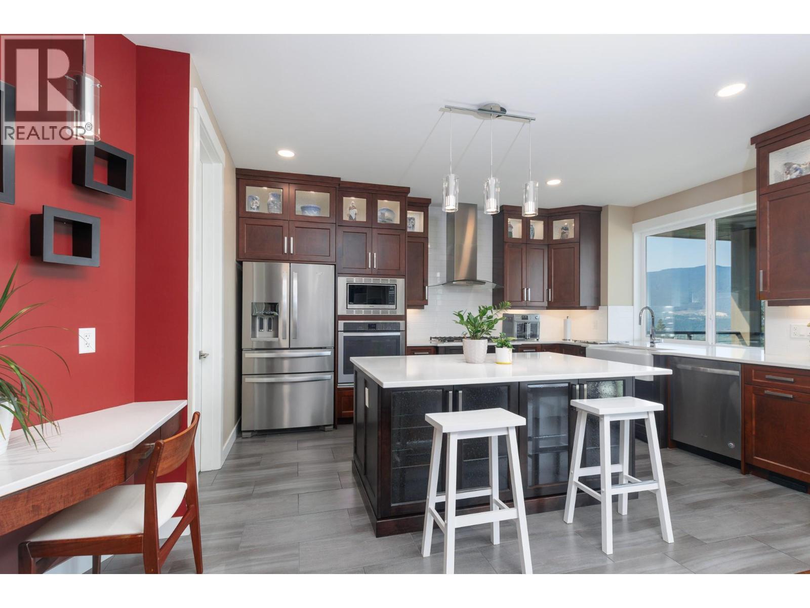 1061 19 Avenue Se, Salmon Arm, BC - Indoor Photo Showing Kitchen With Stainless Steel Kitchen With Upgraded Kitchen