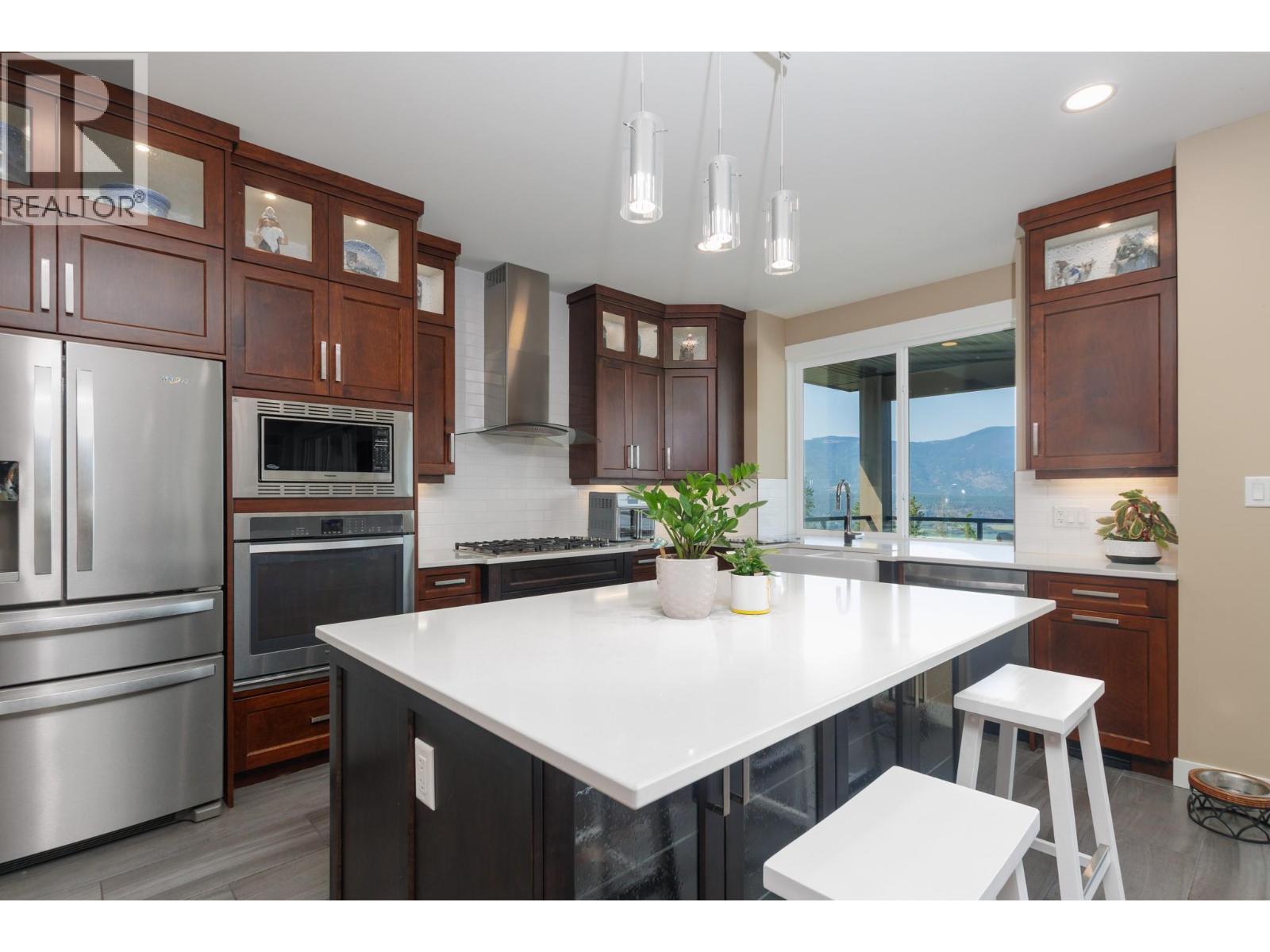 1061 19 Avenue Se, Salmon Arm, BC - Indoor Photo Showing Kitchen With Stainless Steel Kitchen With Upgraded Kitchen