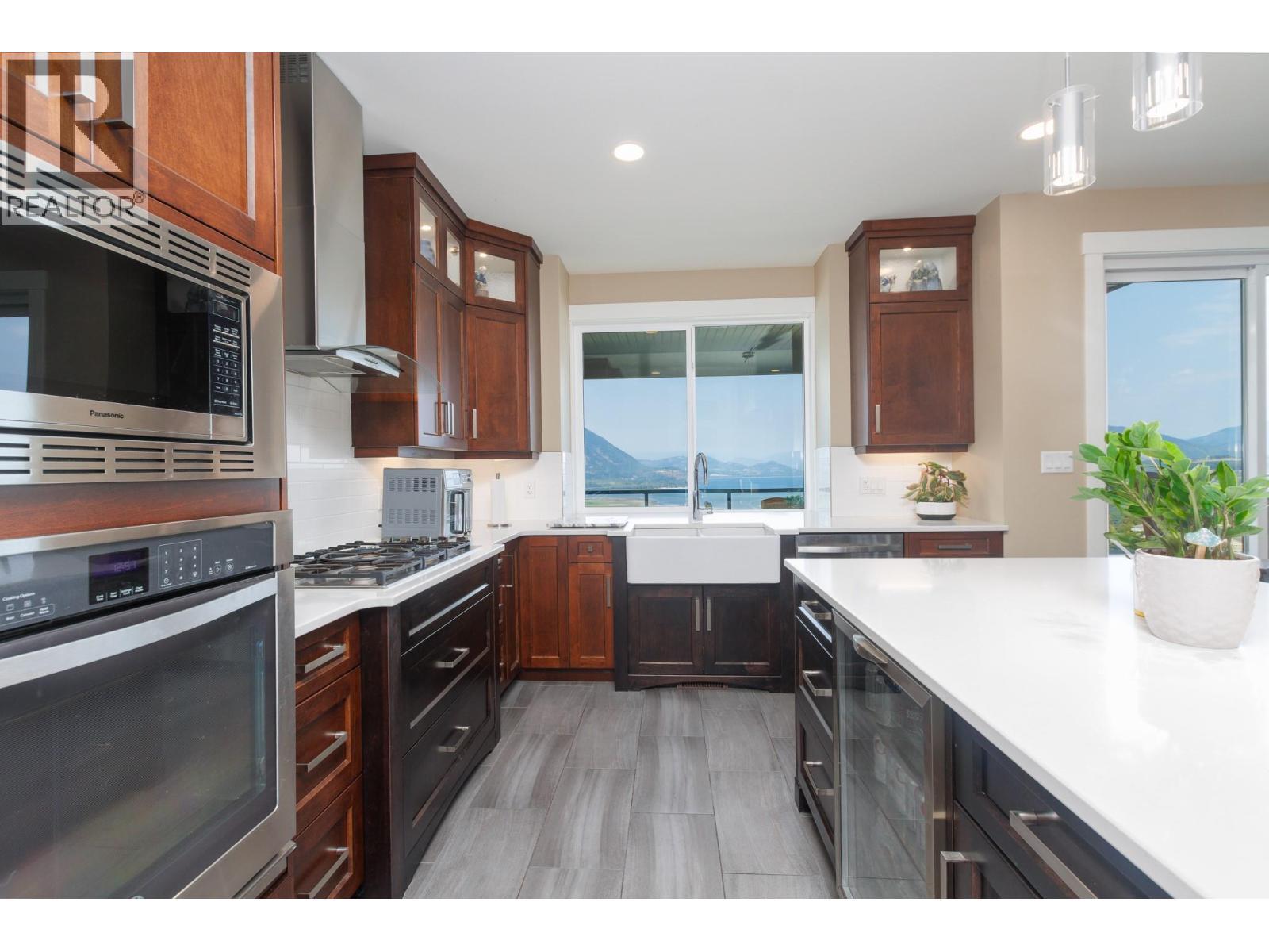 1061 19 Avenue Se, Salmon Arm, BC - Indoor Photo Showing Kitchen