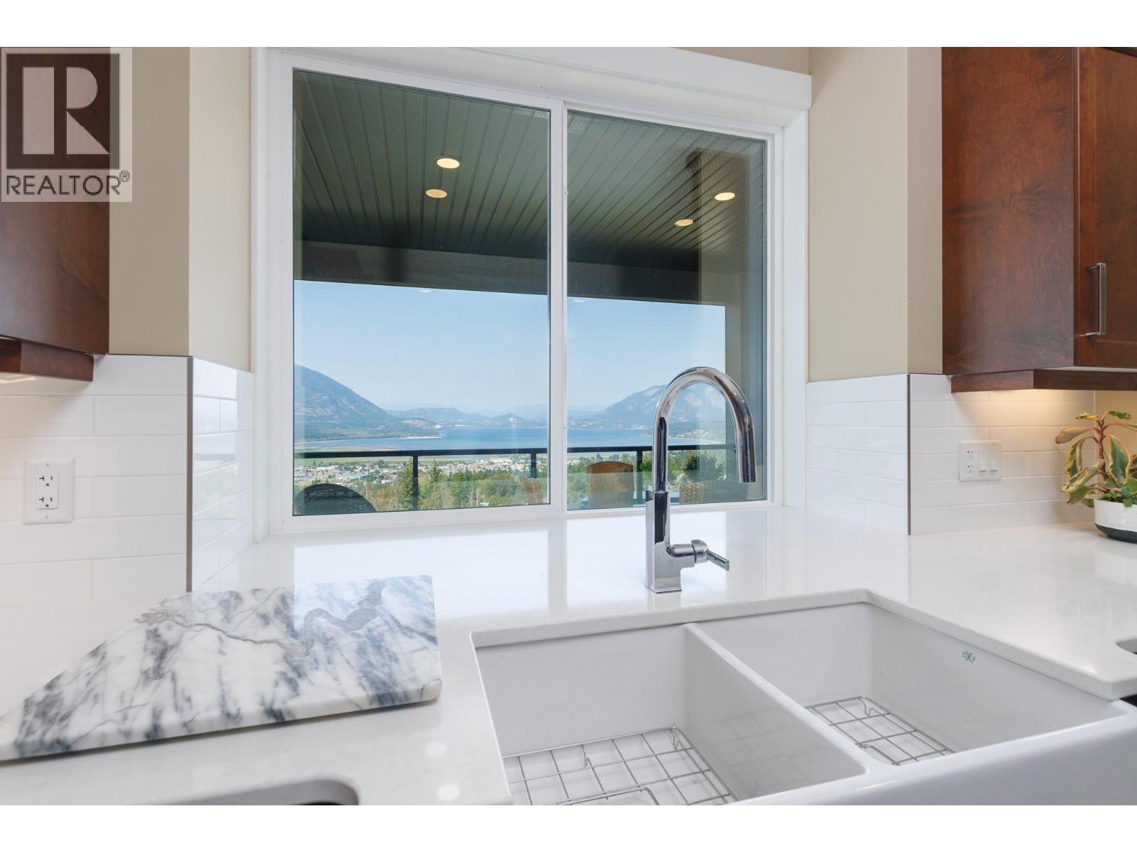 1061 19 Avenue Se, Salmon Arm, BC - Indoor Photo Showing Bathroom