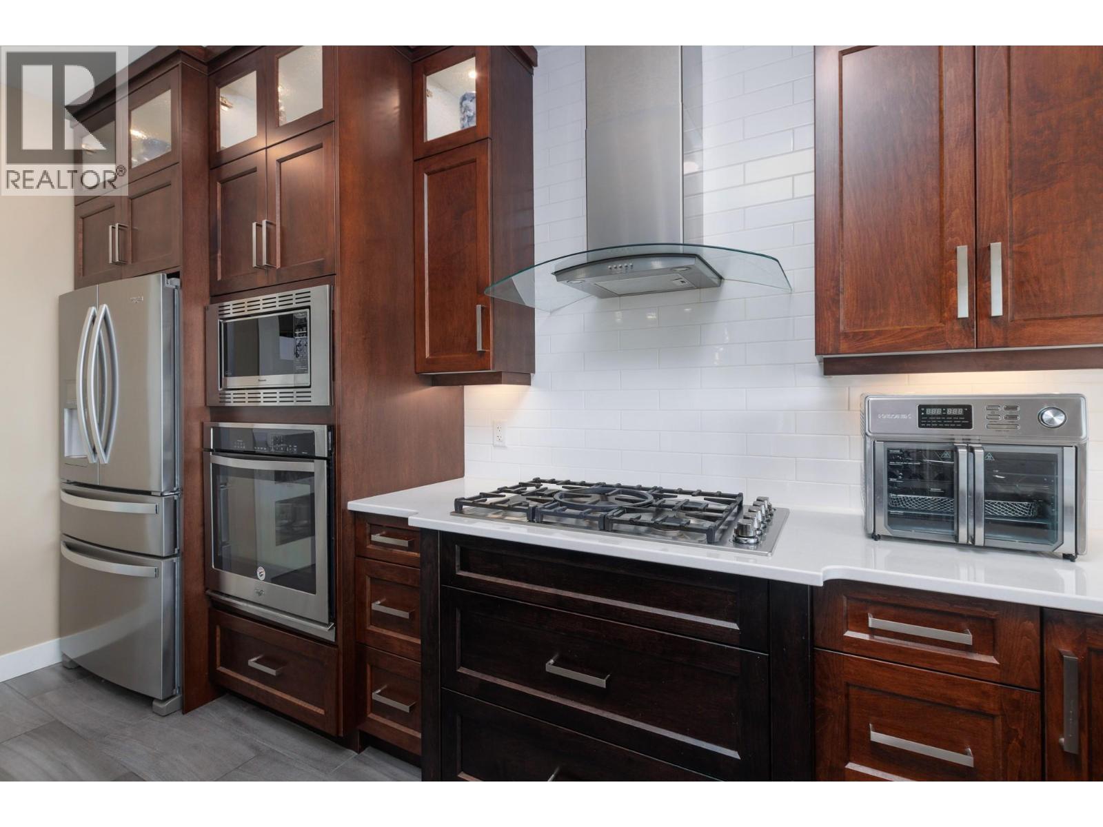 1061 19 Avenue Se, Salmon Arm, BC - Indoor Photo Showing Kitchen With Stainless Steel Kitchen With Upgraded Kitchen