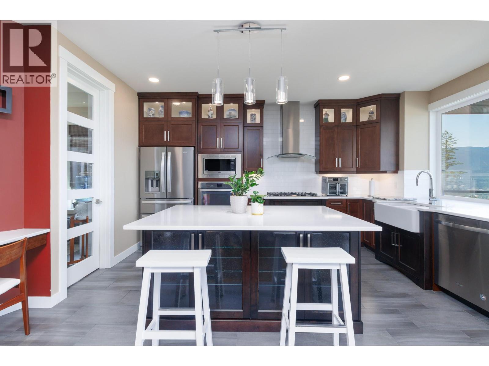 1061 19 Avenue Se, Salmon Arm, BC - Indoor Photo Showing Kitchen With Stainless Steel Kitchen With Upgraded Kitchen