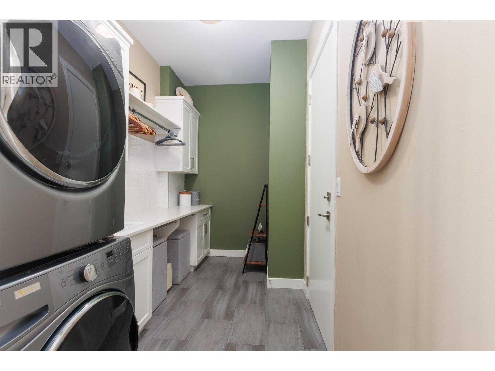 1061 19 Avenue Se, Salmon Arm, BC - Indoor Photo Showing Laundry Room