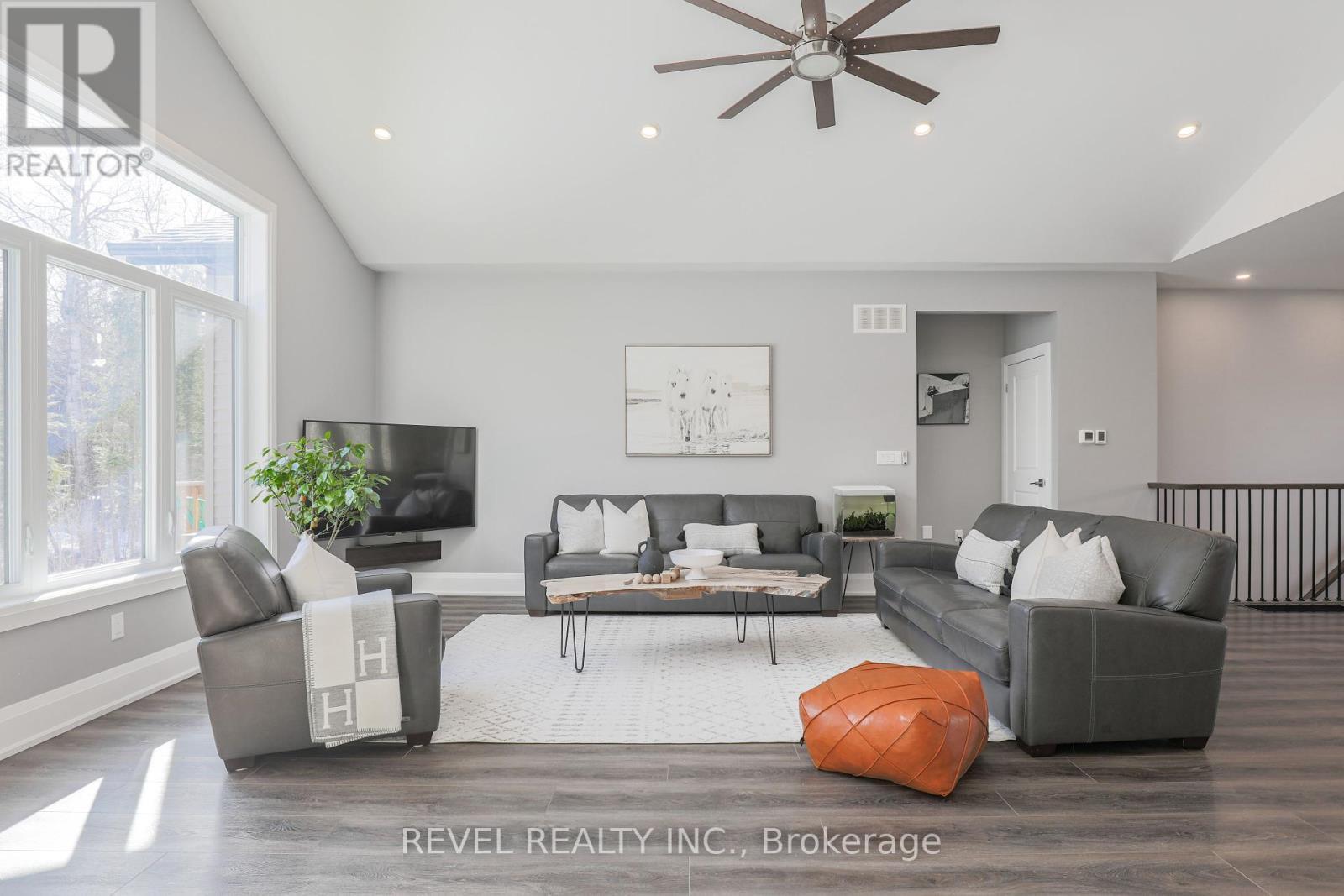 99 Kagawong Road, Kawartha Lakes (Fenelon), ON - Indoor Photo Showing Living Room