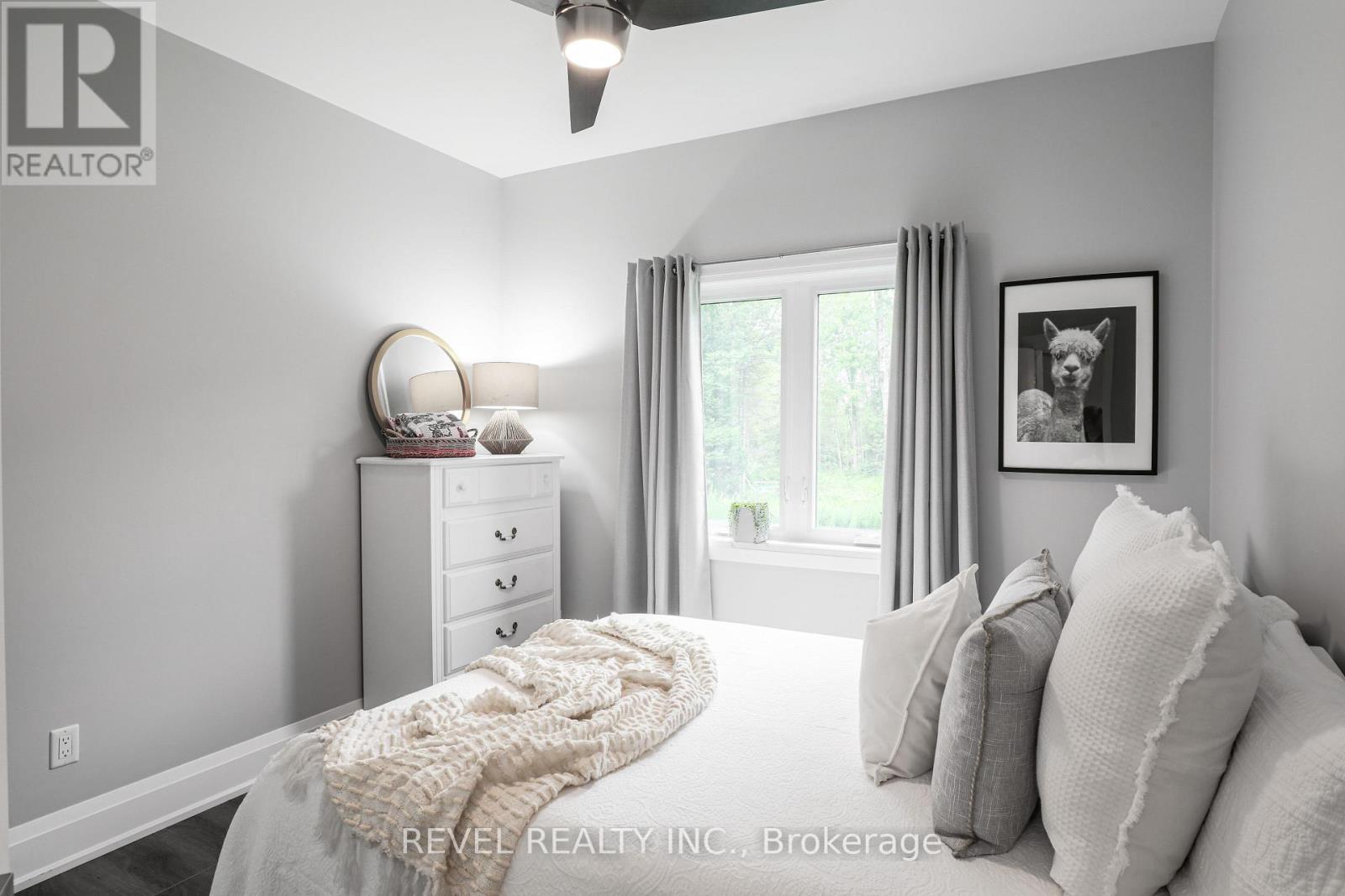 99 Kagawong Road, Kawartha Lakes (Fenelon), ON - Indoor Photo Showing Bedroom