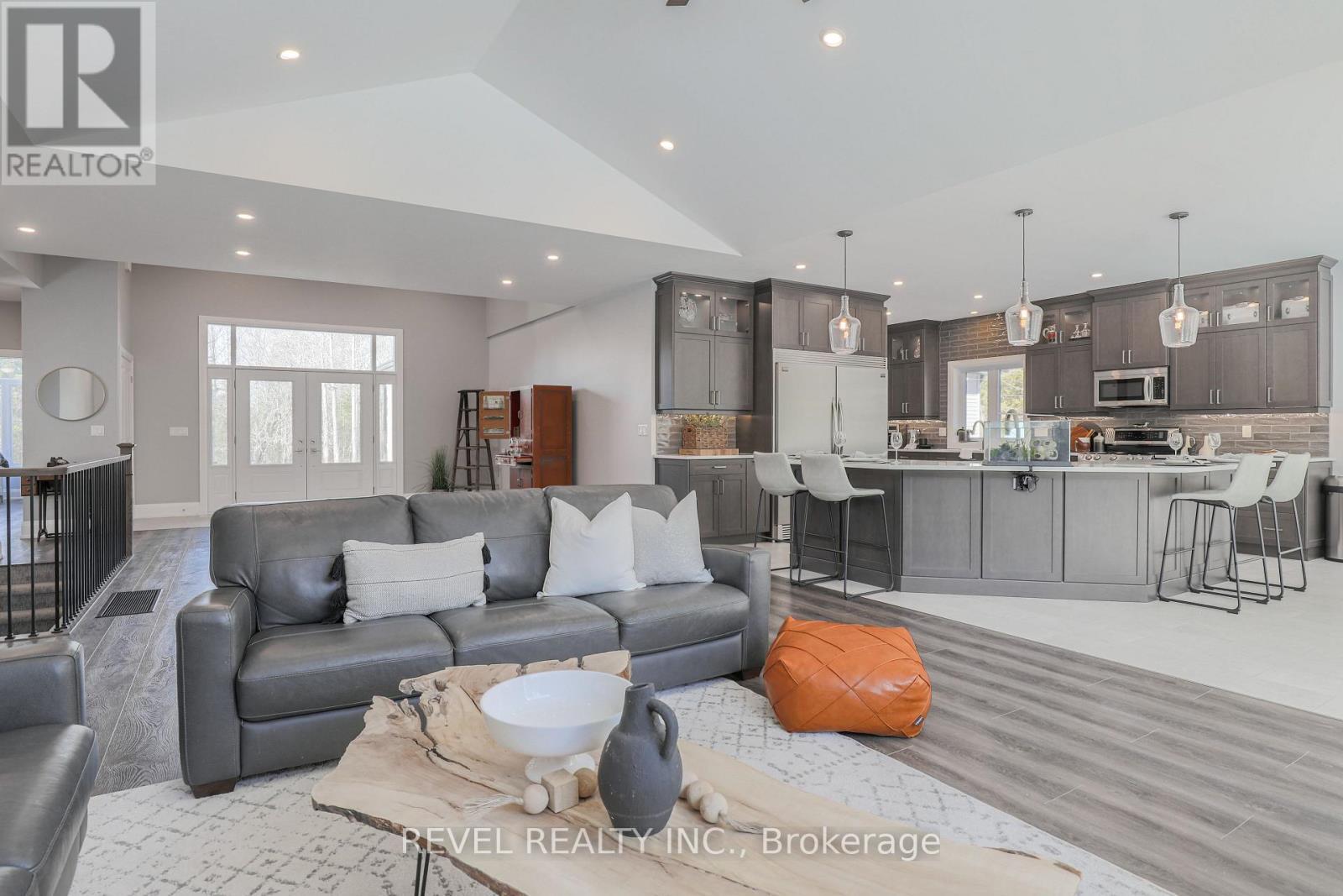 99 Kagawong Road, Kawartha Lakes (Fenelon), ON - Indoor Photo Showing Living Room