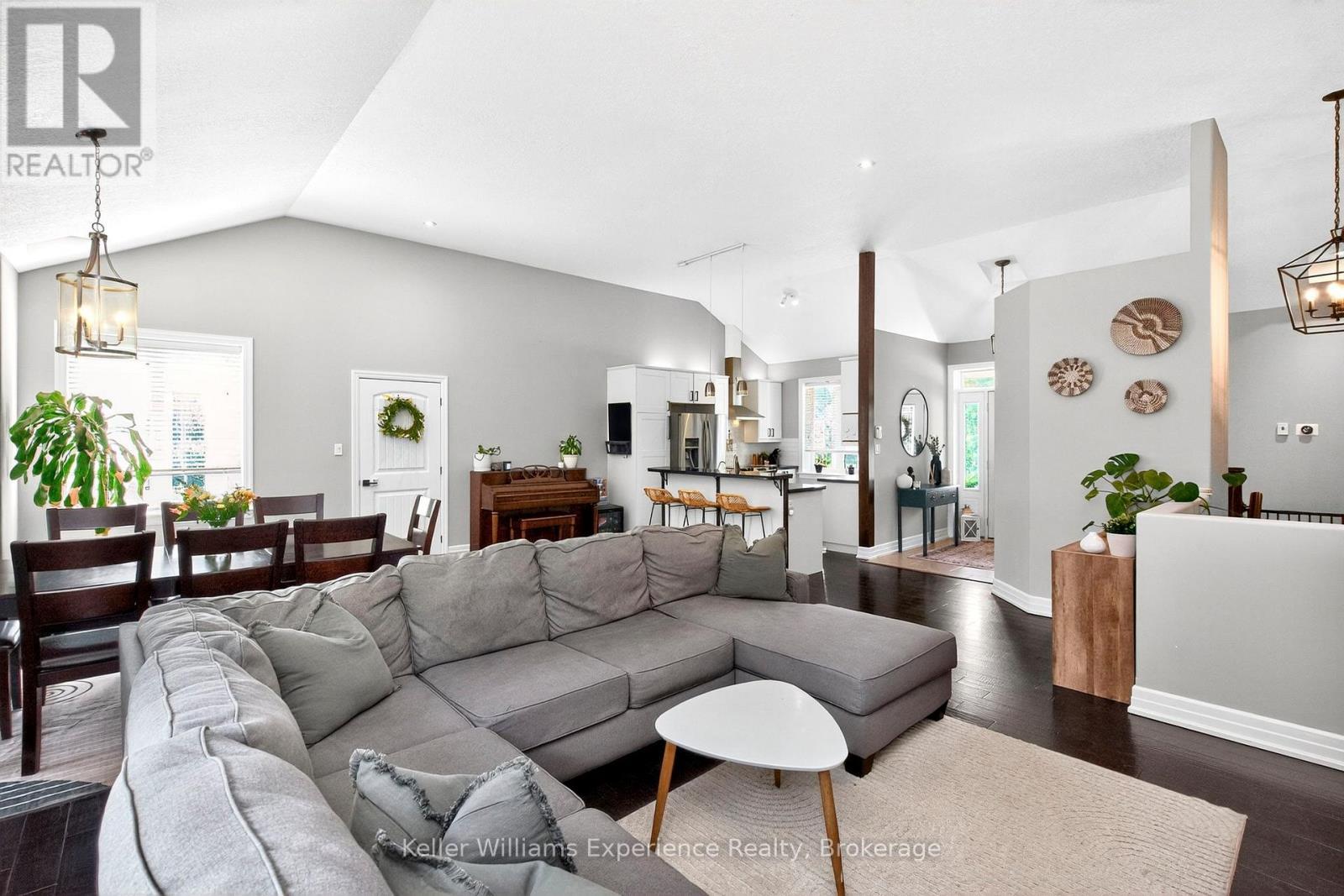 94 Windermere Circle, Tay, ON - Indoor Photo Showing Living Room