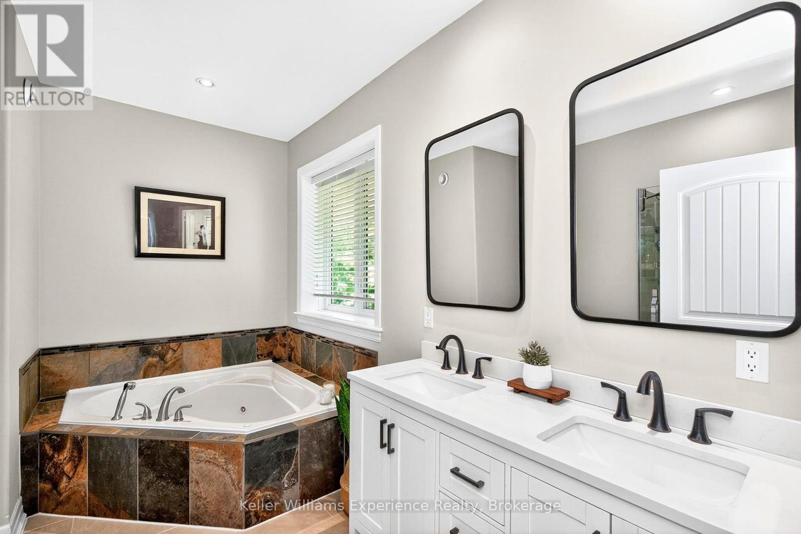 94 Windermere Circle, Tay, ON - Indoor Photo Showing Bathroom