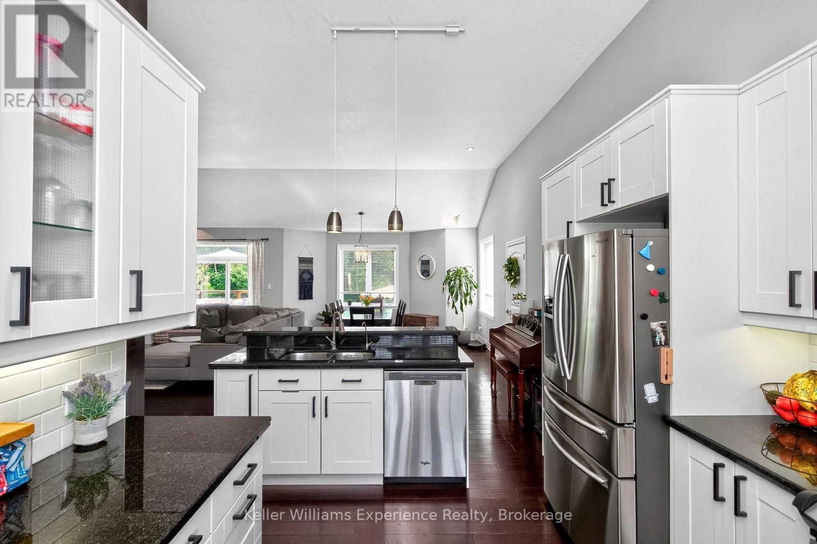 94 Windermere Circle, Tay, ON - Indoor Photo Showing Kitchen With Stainless Steel Kitchen With Upgraded Kitchen