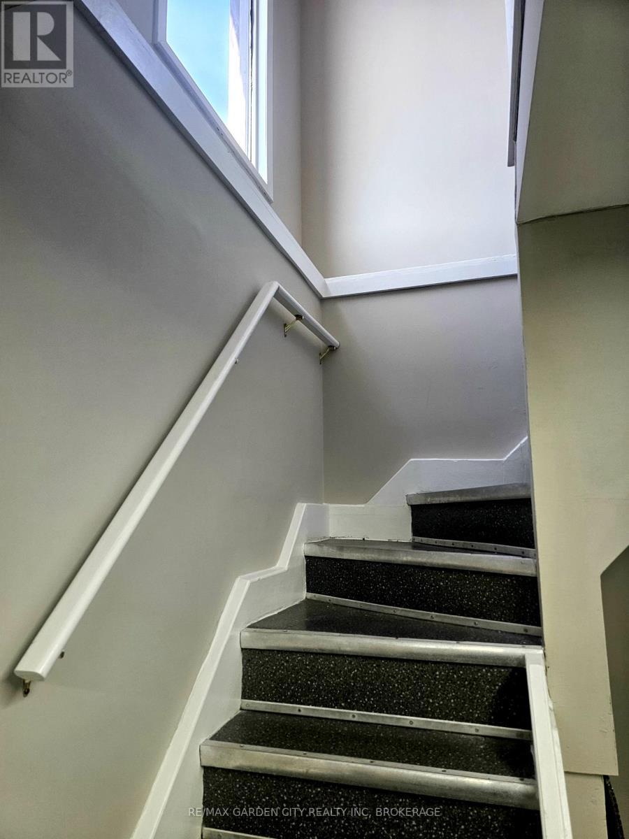 Upper Back - 215 Roberts Road, Grimsby (Grimsby West), ON