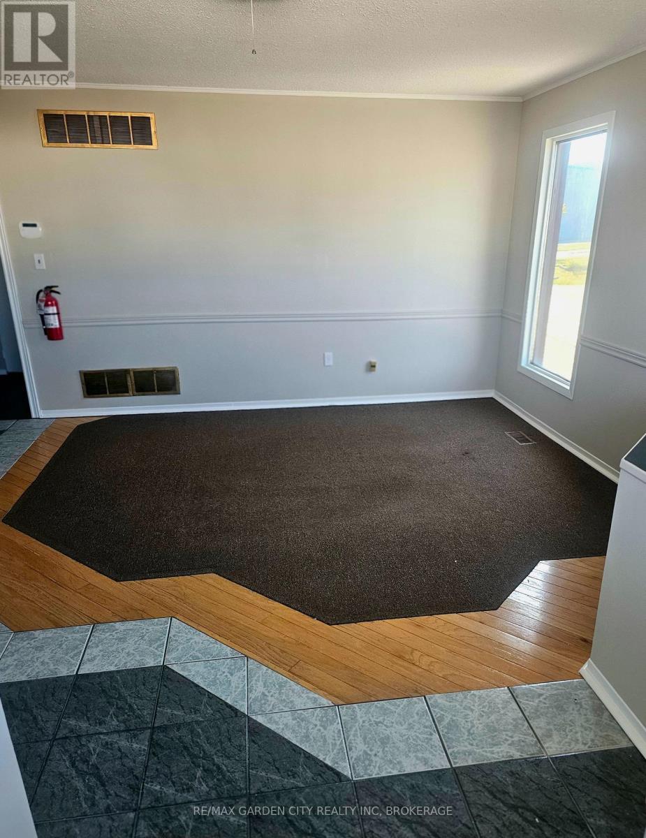 Upper Back - 215 Roberts Road, Grimsby (Grimsby West), ON