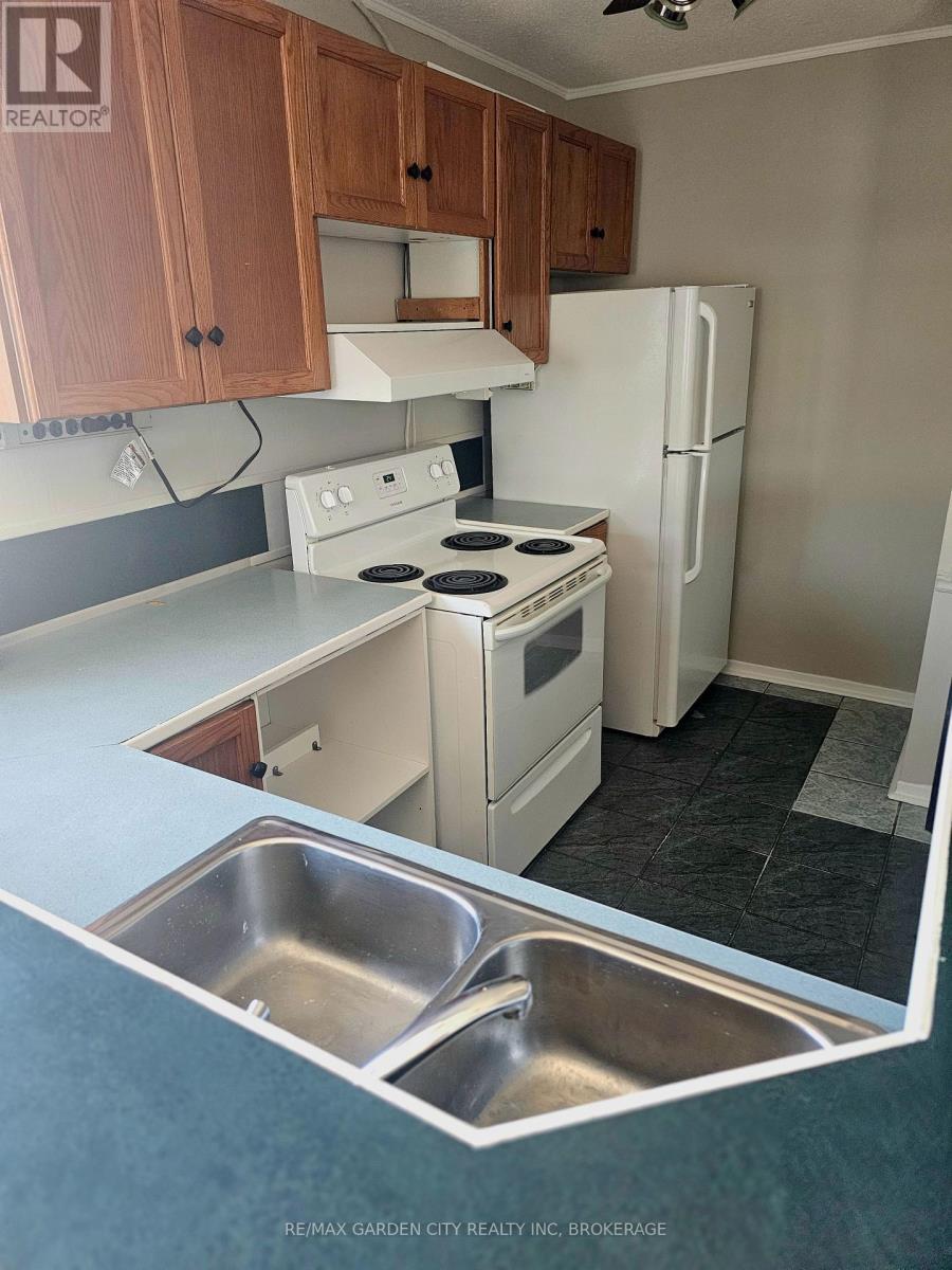 Upper Back - 215 Roberts Road, Grimsby (Grimsby West), ON