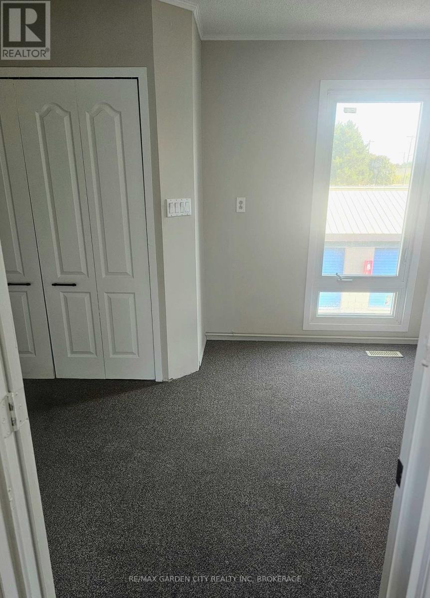 Upper Back - 215 Roberts Road, Grimsby (Grimsby West), ON