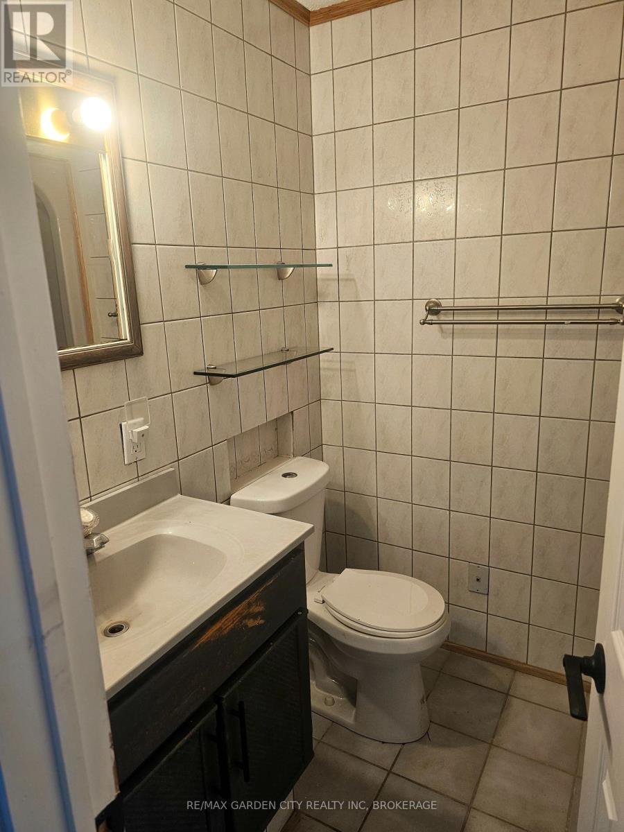 Upper Back - 215 Roberts Road, Grimsby (Grimsby West), ON